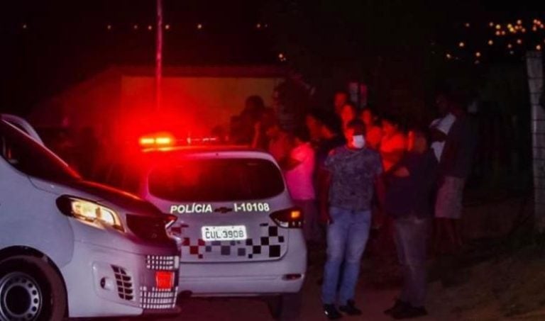 Criança de quatro anos é encontrada morta dentro de um carro na região