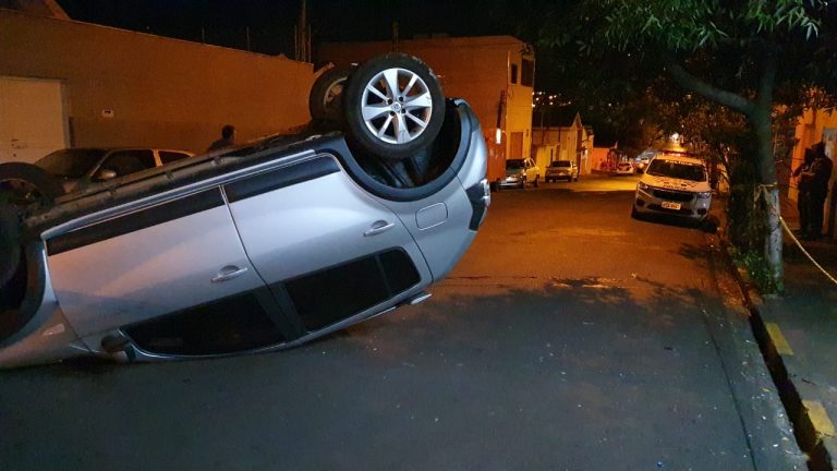 Idosa de 73 anos fica ferida ao capotar carro na zona Oeste de Ribeirão Preto