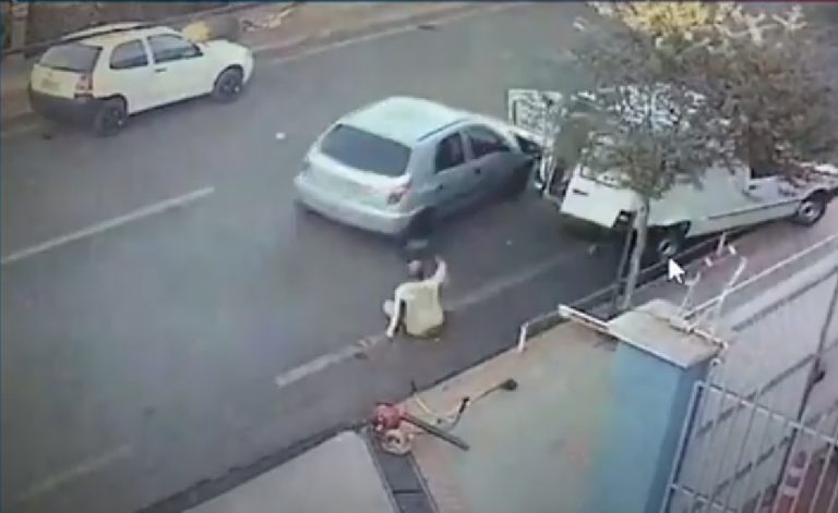 Vídeo | Jardineiro para em avenida e veículo é atingido em Sertãozinho
