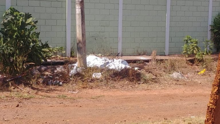 Populares acionam a Polícia sobre corpo de mulher no Adão do Carmo Leonel