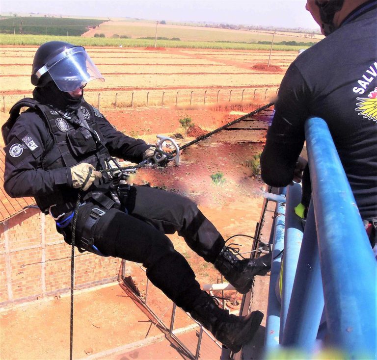 Agentes passam por treinamento de primeiros socorros e rapel