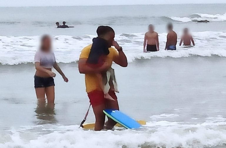 Bombeiro se emociona ao salvar menino de 4 anos durante afogamento