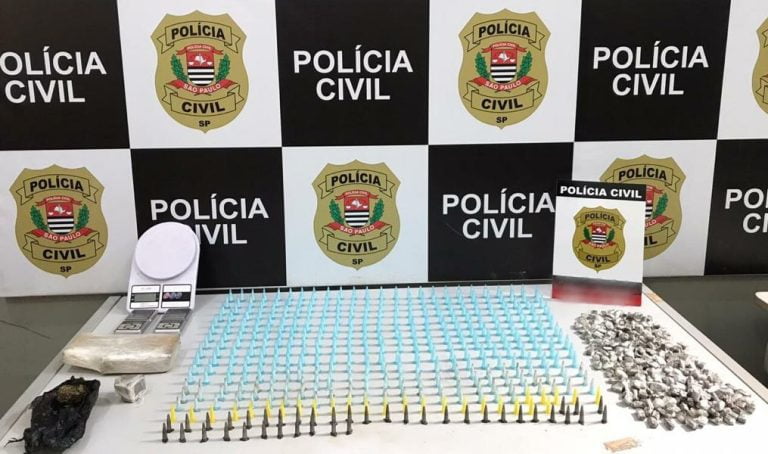 Com auxílio de cão farejador, Deic de Ribeirão Preto localiza drogas em terreno baldio