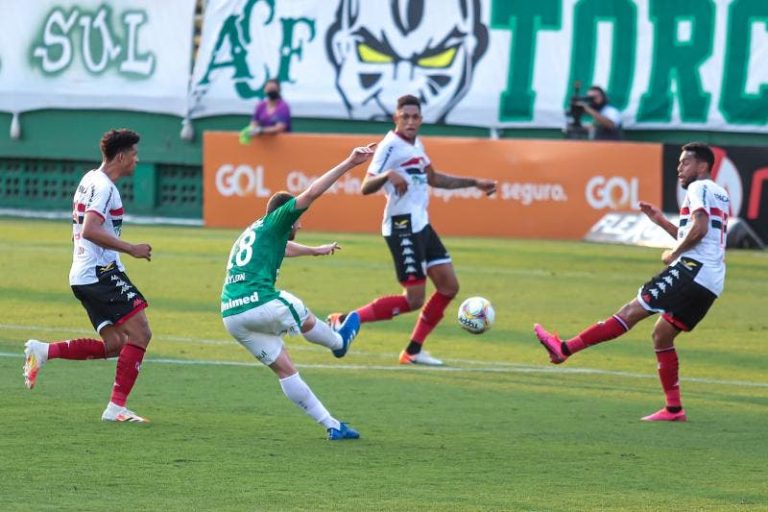 Em jogo truncado, Botafogo perde da Chape no Sul