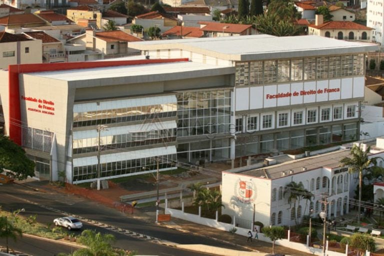 Faculdade de Direito analisa punição a professor que queria ver aluna nua durante aula