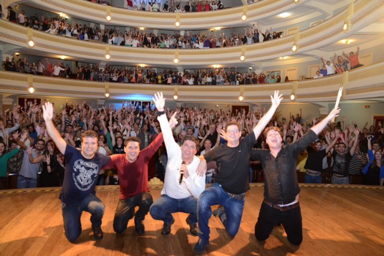 Tributo Legião apresenta, neste domingo (18), live ¨Viva Renato!¨, direto do Theatro Pedro II