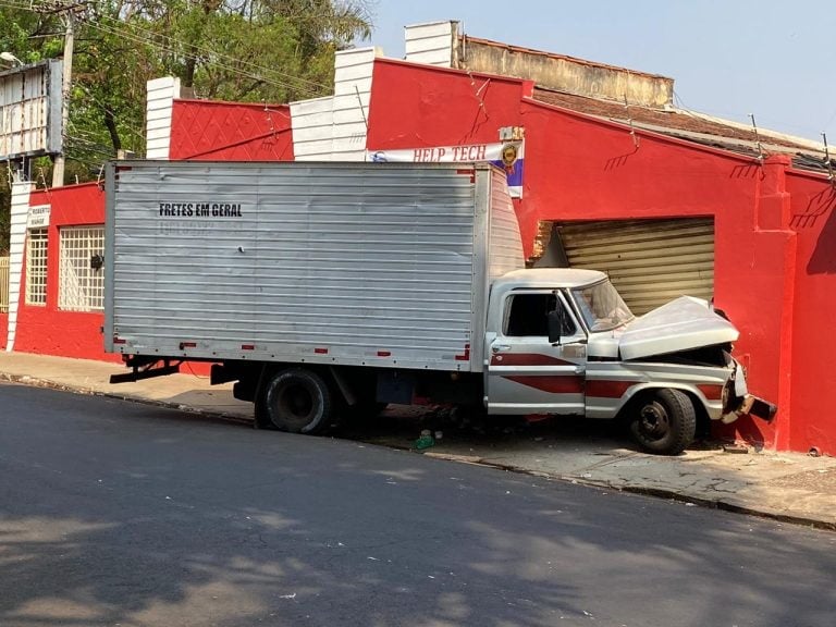 Caminhão colide com parede de residência na zona Norte de Ribeirão Preto