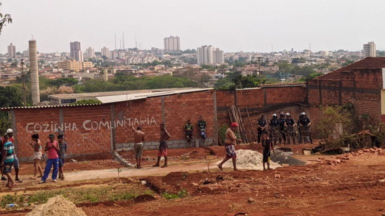 Prefeitura de Ribeirão Preto desocupa terreno na Comunidade das Mangueiras
