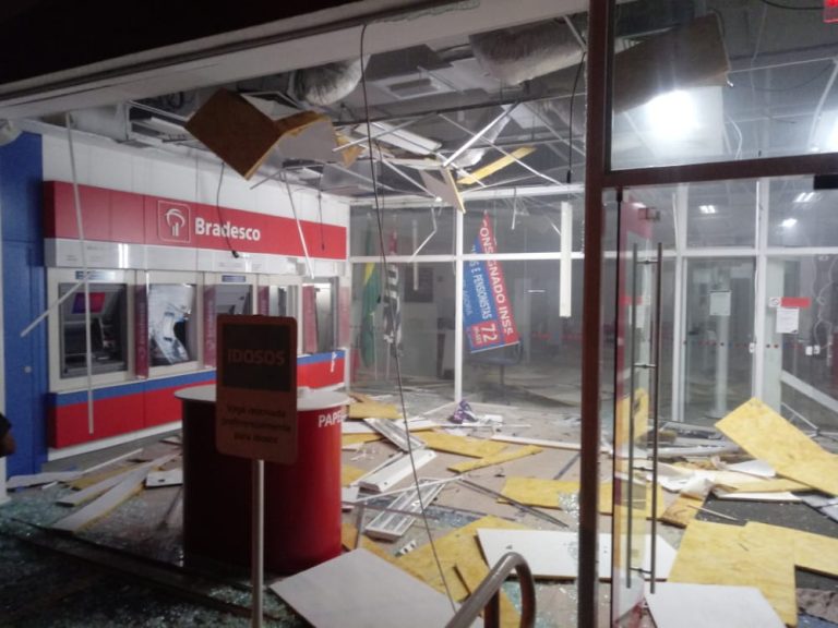 Quadrilha explode agência bancária durante roubo em cidade da região