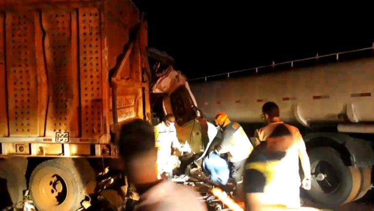 Vídeo | Acidente envolvendo carreta de 90 toneladas e caminhão tanque deixa motorista preso às ferragens na rodovia Anhanguera