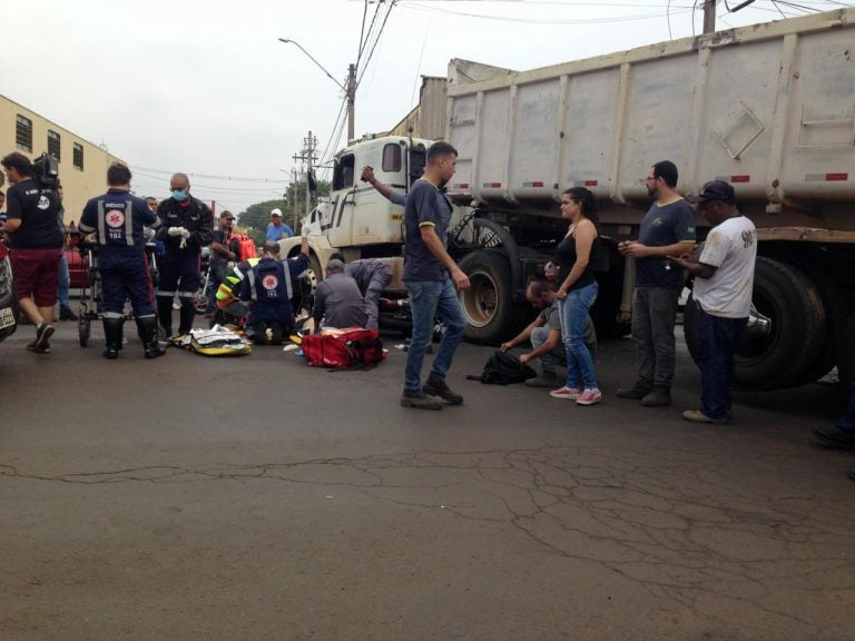 Acidente envolvendo moto e caminhão deixa motociclista em estado grave na Avenida Brasil