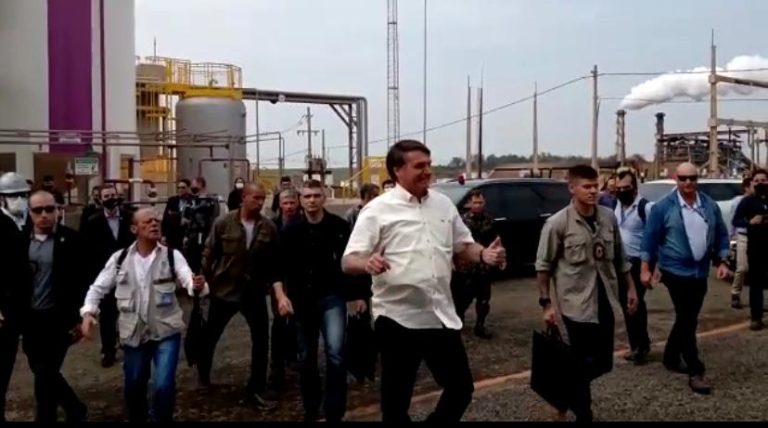 Bolsonaro desembarca em Ribeirão Preto e é recebido por apoiadores
