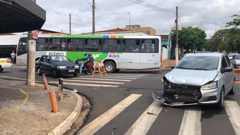 Jovem de 20 anos é levada ao hospital após acidente entre dois carros na região central de Ribeirão Preto