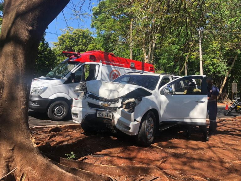 Motorista sofre mal súbito e colide em árvore no bairro Campos Elíseos