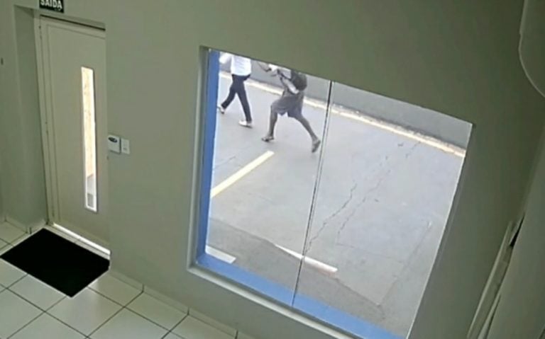 Vídeo | Morador de rua ataca mulher com pedaço de cano no centro de Ribeirão Preto