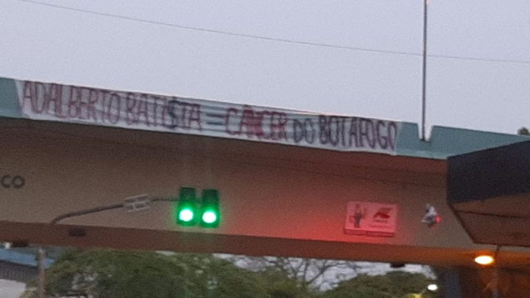 Faixas de protesto contra o Botafogo são colocadas em viadutos de Ribeirão Preto