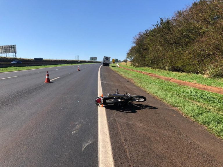 Acidente envolvendo moto e caminhão deixa um ferido em rodovia de Ribeirão Preto