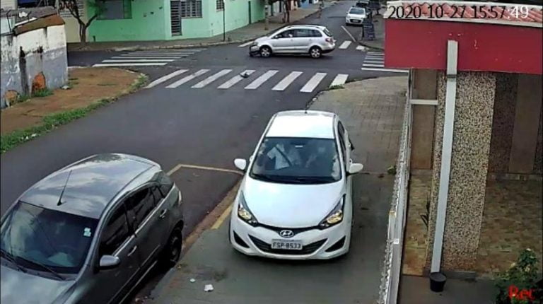 Vídeo mostra carro trafegando pela calçada após colisão na zona Norte de Ribeirão Preto