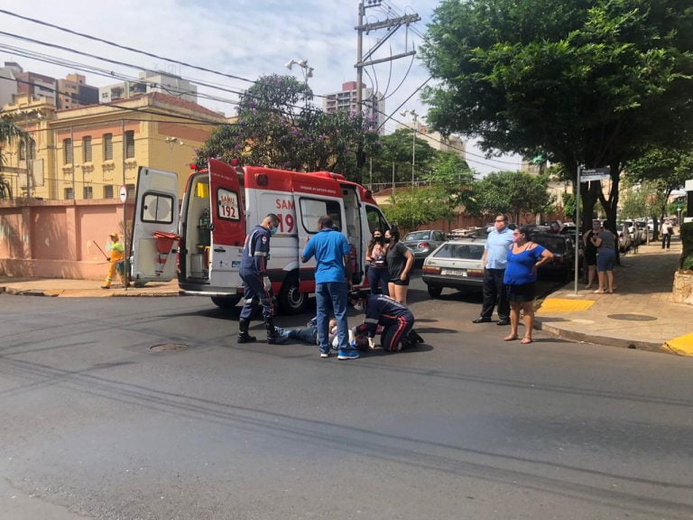 Motorista não vê sinalização de parada obrigatória e colide com motociclista no Centro de Ribeirão Preto
