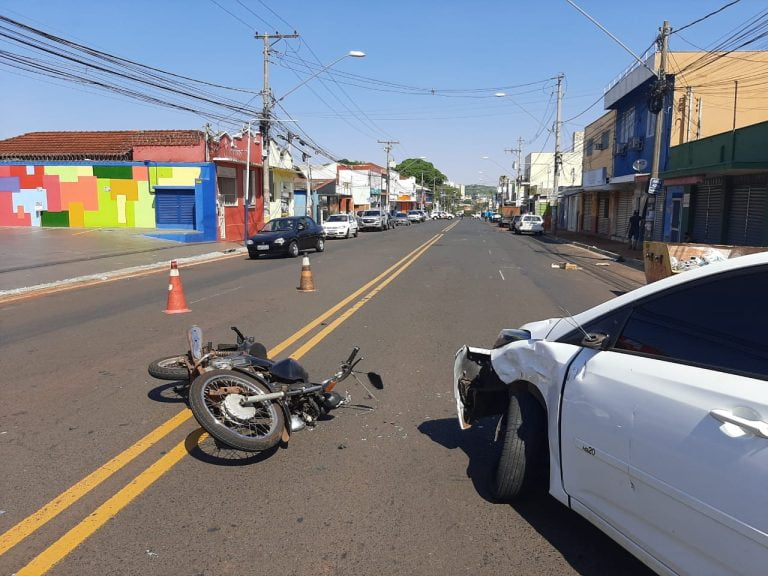 Motociclista fica gravemente ferido em acidente na avenida Dom Pedro I