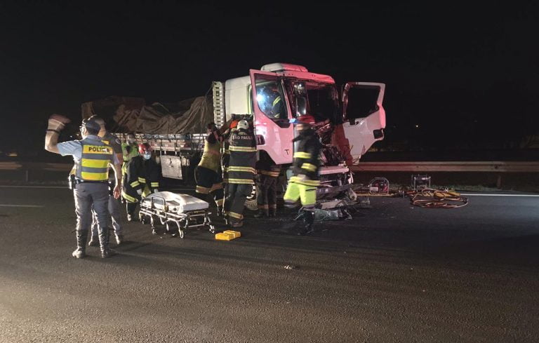 Colisão entre caminhões com motorista preso às ferragens na rodovia Anhanguera