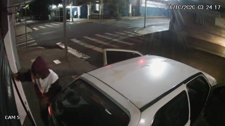 Vídeo | Gangue da marcha-à-ré invade loja no Centro de Ribeirão