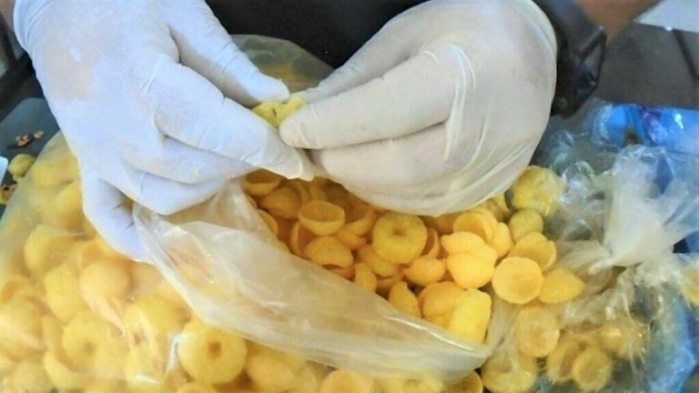 Por sedex, mãe manda maconha sintética camuflada em salgadinho para filho pagar dívida na cadeia