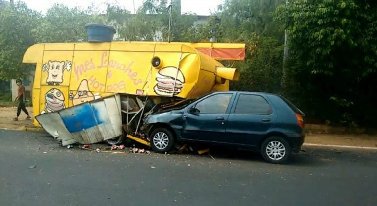 Carro colide com trailer fast-food na zona Norte de Ribeirão Preto