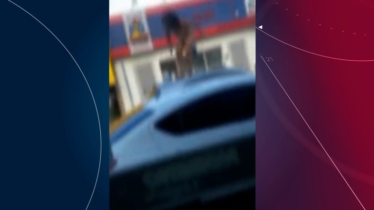 Vídeo | Em plena luz do dia, mulher surta, fica peladona e sobe em carros na região