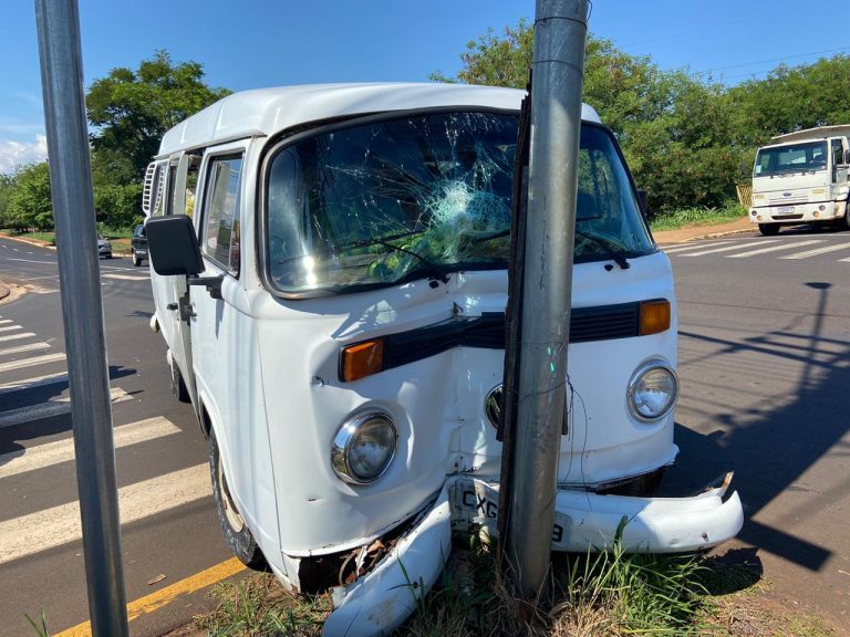 Kombi colide contra poste na Via Norte e motorista é encaminhado para hospital em Ribeirão Preto