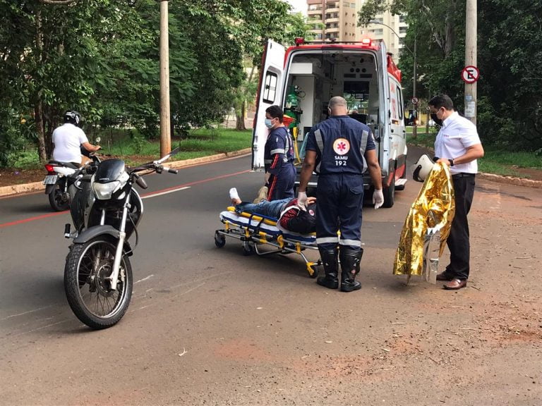 Galho de árvore na avenida resulta em acidente na zona Sul de Ribeirão Preto