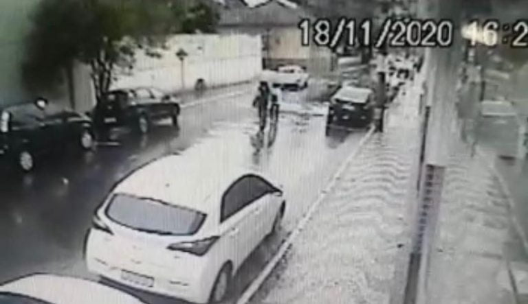 Vídeo | Muro desaba durante chuva forte e estrutura atinge mãe e filha em cidade da região