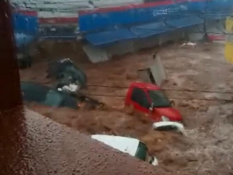 Vídeo mostra o momento em que veículos são arrastados pela água durante temporal na região