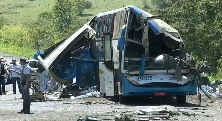 Com 41 mortes, governo faz força-tarefa para liberar corpos em acidente no interior de SP