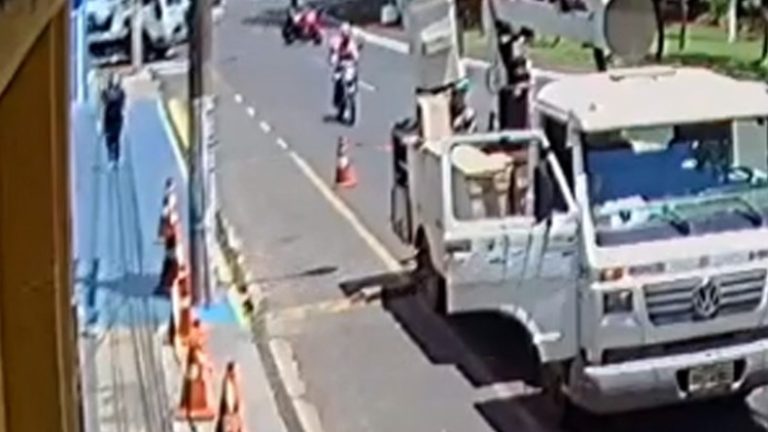 Motociclista que atingiu caminhão parado morre após 26 dias de internação na região