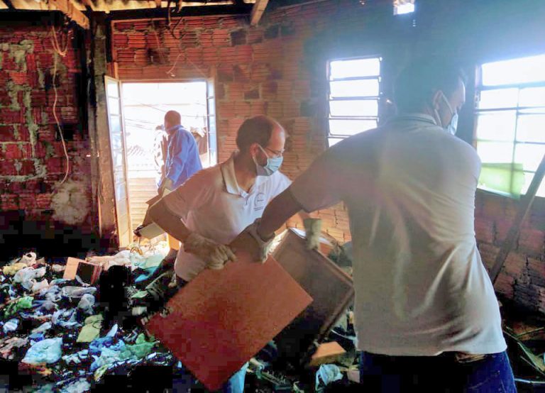 Prefeitura retira mais de seis toneladas de lixo da casa de acumulador na região