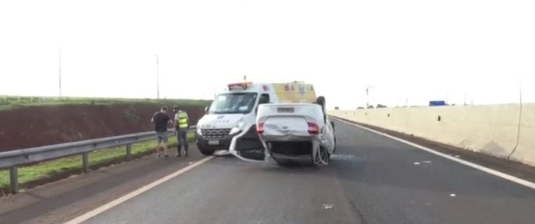 Motorista capota carro na rodovia com bebê na cadeirinha