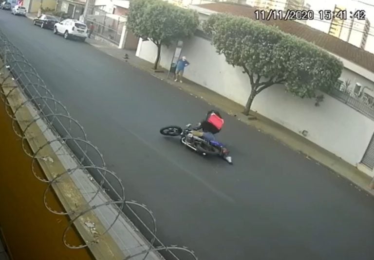 Vídeo | Motociclista se desequilibra e cai depois de caminhonete furar cruzamento em Ribeirão