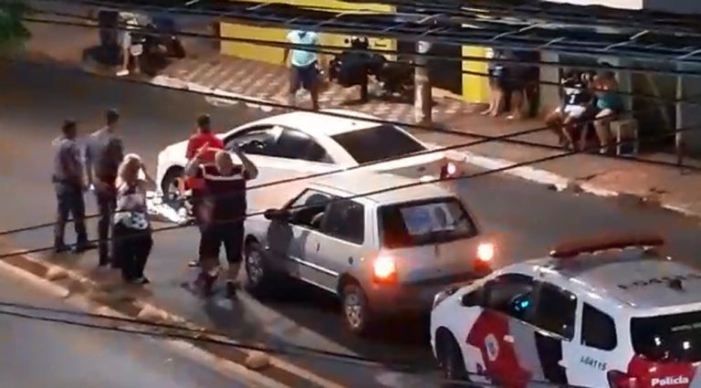 Vídeo | Motorista distraída passa com carro sobre cadáver de motoqueiro em Bauru