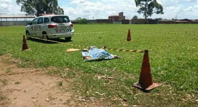 PM acionada: corpo de homem é encontrado em campo de futebol em Cajuru