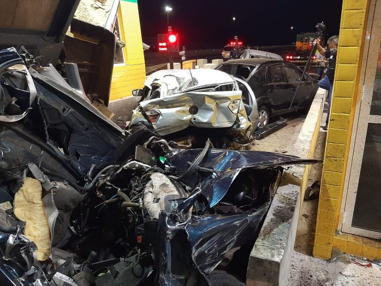 Engavetamento com duas mortes na praça de pedágio em São Simão