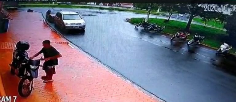 Mãe pega filho pela orelha e leva à delegacia após vê-lo furtar moto em vídeo