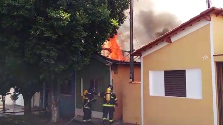 Fogo consome telhado de casa e assusta moradores em Sertãozinho