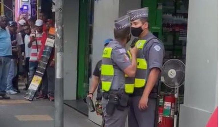 PM aponta arma para o rosto de colega policial após discussão no Centro de SP