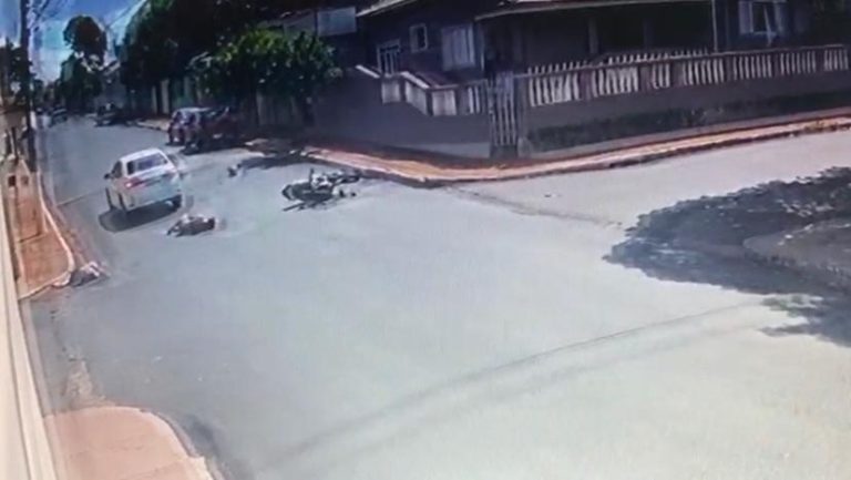 Vídeo | Criança de nove anos é arremessada após acidente envolvendo moto e carro na região