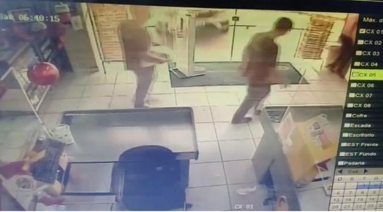 Vídeo | Idosa perde o controle do veículo e invade mercado em cidade da região