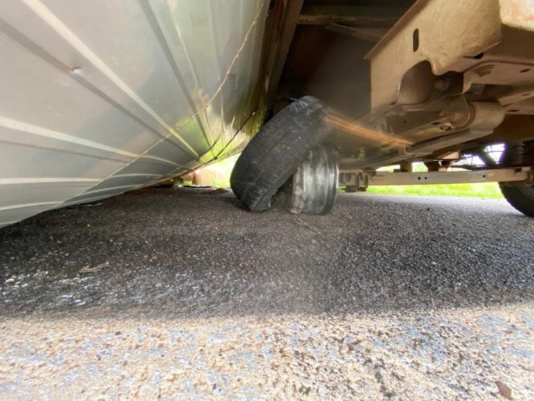 Caminhão tomba após pneu traseiro estourar e motorista perder o controle na rodovia Anhanguera