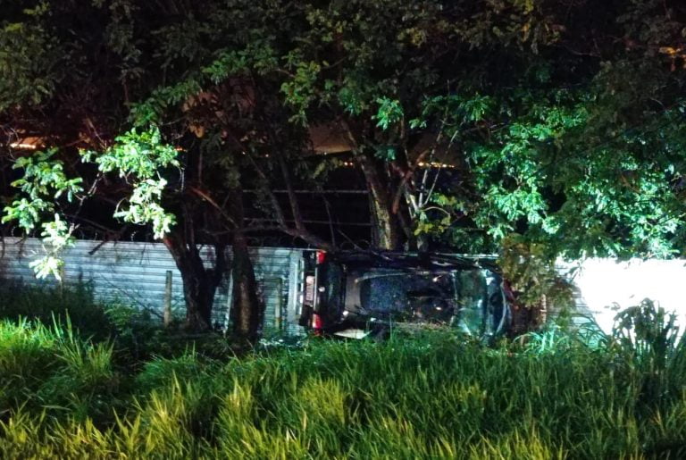 Carro capota e vítima morre ao ser arremessada para fora do veículo na rodovia Anhanguera