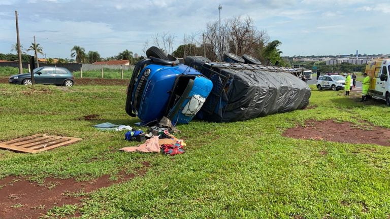Caminhão tomba de barranco na rodovia Antônio Machado Santana