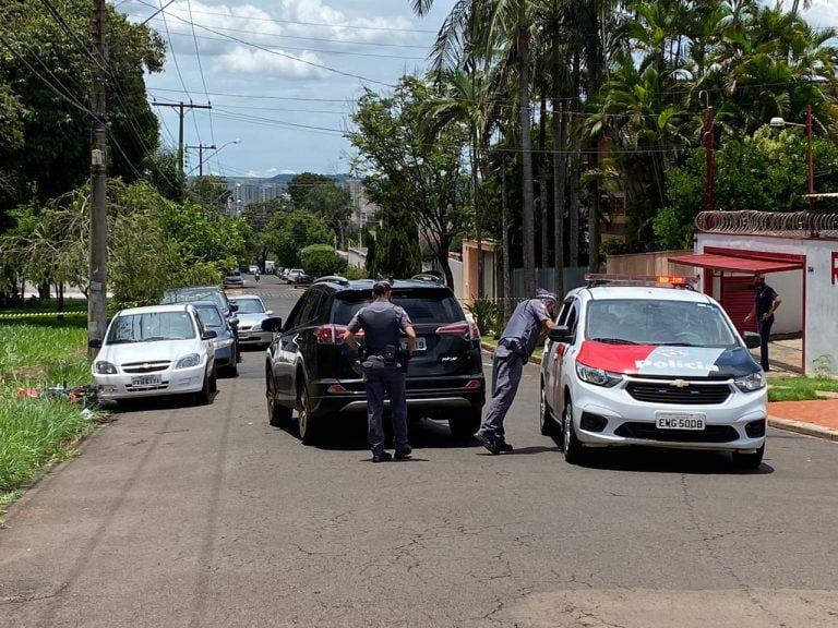 Vídeo | Bandido dá mole e leva chumbo depois de vítima reagir a assalto em Ribeirão